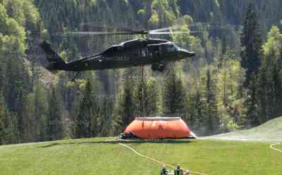Waldbrand im Lesachtal – 110 Hektar in Flammen: Löschhubschrauber erzielen Löscherfolge, Feuerwehr löscht im extrem steilen Waldgebiet (on tape), weiterhin massive Brandbekämpfung aus der Luft, Bundesheer mit mehreren Hubschraubern im Einsatz: Anwohnerin: „Die Trockenheit ist dran schuld. Seit Ende Februar hat es nie wieder geregnet. Heute sieht es besser aus, sie haben es heute im Griff. Das haben sie super gemacht.“