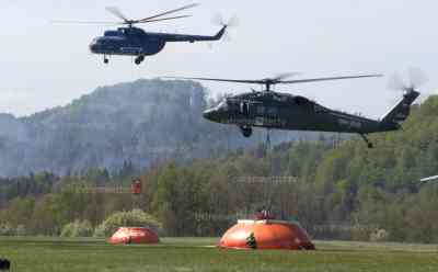Waldbrand Böhmische Schweiz: Massiver Löscheinsatz aus der Luft, 7 Löschhubschrauber werfen Wasser über Waldbrandgebiet, spektakuläres Betanken der Hubschrauber: Waldbrand mittlerweile unter Kontrolle, Einsatzkräfte aus ganz Tschechien im Einsatz