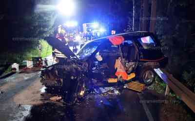 Mit knapp 2 Promille in den Gegenverkehr: Schwerer Verkehrsunfall fordert drei Schwerverletzte, Audi Fahrer sturz betrunken: Feuerwehr muss betrunkenen Audifahrer aus seinem Fahrzeug schneiden