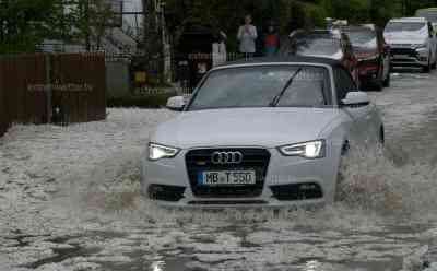 Extremes Hagelunwetter wütet in Oberbayern: massive Hagelmassen, heftiger Hagelschlag (on tape), Hagelmassen bis zu 30 cm hoch, Straßen überflutet, Autofahrer suchen Schutz, Unterführungen unter Wasser: Hagelberge in Sauerlach, Superzelle ursächlich für die Unwetter, Anwohner völlig überrascht