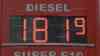 Tankstellenansturm – 1,81 Euro der Liter Diesel: Benzinpreise so billig wie seit langem nicht mehr, Stau an Tankstelle, Autofahrer tanken Kanister an Tankstelle voll: Menschen stürmen an die Zapfsäulen vor 12 Uhr Regel
