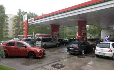 Tankstellenansturm – 1,81 Euro der Liter Diesel: Benzinpreise so billig wie seit langem nicht mehr, Stau an Tankstelle, Autofahrer tanken Kanister an Tankstelle voll: Menschen stürmen an die Zapfsäulen vor 12 Uhr Regel