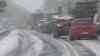Heftiger Wintereinbruch – querstehende LKW im Thüringer Wald: 8 cm Neuschnee legen Verkehr lahm, LKW kommt trotz Schneeketten nicht mehr voran, Eisheilige kommen mit Macht an, Wandergruppe für Winterwanderung gut gerüstet, O-Töne Wandergruppe: Biergärten mit Schnee bedeckt, LKW blockiert L 3247 bei Oberhof auf allen Fahrspuren und stellt sich quer