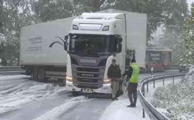 Heftiger Wintereinbruch – querstehende LKW im Thüringer Wald: 8 cm Neuschnee legen Verkehr lahm, LKW kommt trotz Schneeketten nicht mehr voran, Eisheilige kommen mit Macht an, Wandergruppe für Winterwanderung gut gerüstet, O-Töne Wandergruppe: Biergärten mit Schnee bedeckt, LKW blockiert L 3247 bei Oberhof auf allen Fahrspuren und stellt sich quer
