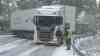 Heftiger Wintereinbruch – querstehende LKW im Thüringer Wald: 8 cm Neuschnee legen Verkehr lahm, LKW kommt trotz Schneeketten nicht mehr voran, Eisheilige kommen mit Macht an, Wandergruppe für Winterwanderung gut gerüstet, O-Töne Wandergruppe: Biergärten mit Schnee bedeckt, LKW blockiert L 3247 bei Oberhof auf allen Fahrspuren und stellt sich quer
