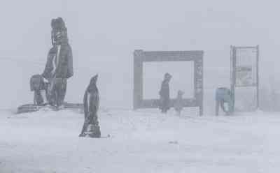 Wintereinbruch im Erzgebirge – Wintergewitter, Schneesturm: Eisheilige treffen mit voller Macht auf das Erzgebirge, kaum Sicht durch heftigen Schneesturm auf dem Fichtelberg: Binnen weniger Minuten alles weiß und mit Schnee bedeckt, Schneesturm on tape