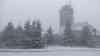 Wintereinbruch im Erzgebirge – Wintergewitter, Schneesturm: Eisheilige treffen mit voller Macht auf das Erzgebirge, kaum Sicht durch heftigen Schneesturm auf dem Fichtelberg: Binnen weniger Minuten alles weiß und mit Schnee bedeckt, Schneesturm on tape