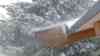 Wintereinbruch im Erzgebirge – Wintergewitter, Schneesturm: Eisheilige treffen mit voller Macht auf das Erzgebirge, kaum Sicht durch heftigen Schneesturm auf dem Fichtelberg: Binnen weniger Minuten alles weiß und mit Schnee bedeckt, Schneesturm on tape