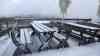 Wintereinbruch im Erzgebirge – Wintergewitter, Schneesturm: Eisheilige treffen mit voller Macht auf das Erzgebirge, kaum Sicht durch heftigen Schneesturm auf dem Fichtelberg: Binnen weniger Minuten alles weiß und mit Schnee bedeckt, Schneesturm on tape