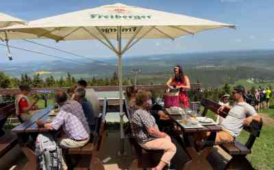 Sommerliche Pfingsten: Menschen stürmen ins Freie, perfektes Wanderwetter im Erzgebirge, Naturschauspiel: Wälder dampfen - Fichtenpollen entweichen aus den Wäldern: 23 Grad, Sonnenschein und tolle Fernsicht auf dem Fichtelberg