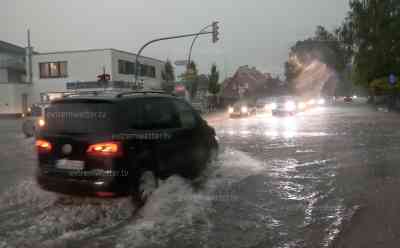 Schwere Unwetter wüten in Niedersachsen: Hagelschlag, orkanartige Böen und Überflutungen in Spelle, Autofahrer kämpfen sich durch überflutete Straßen, Downburst live on tape: Straßen stehen unter Wasser, Hagelschlag (3 cm) on tape unter Tankstelle