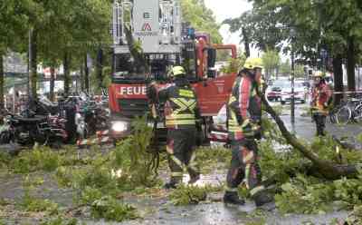 Unwetterfront fegt über Regensburg: orkanartige Böen und Sturmschäden, Feuerwehr im Dauereinsatz, Straßen gesperrt, Feuerwehr entfernt mit Kettensäge Sturmschäden, ganze Stadtgebiet betroffen: Unzählige Feuerwehreinsätze seit den Mittagsstunden, Feuerwehr mit Drehleiter im Einsatz