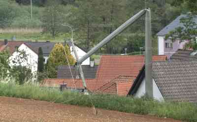 Unwetter – Orkan knickt 20-Kv-Leitungsmasten um: Pfeiler aus Stahl werden wie Streichhölzer umgeknickt, Starkstromleitung verfehlt Wohnhaus nur knapp: Problematisch – Stromleitung führt direkt über Autobahn A 3, Sperre wahrscheinlich notwendig