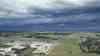 Gewitterfront fegt über Bayern hinweg: Drohnenaufnahmen zeigen imposante Shelf cloud am Dienstagabend : Stilvolle Aufnahmen anstatt heftige Unwetterschäden – Böenfront aus der Luft und als Zeitraffer