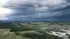 Gewitterfront fegt über Bayern hinweg: Drohnenaufnahmen zeigen imposante Shelf cloud am Dienstagabend : Stilvolle Aufnahmen anstatt heftige Unwetterschäden – Böenfront aus der Luft und als Zeitraffer