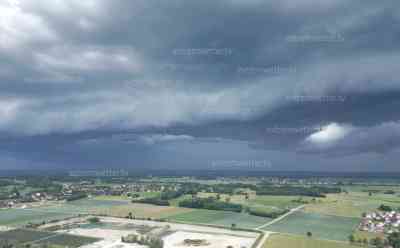 Gewitterfront fegt über Bayern hinweg: Drohnenaufnahmen zeigen imposante Shelf cloud am Dienstagabend : Stilvolle Aufnahmen anstatt heftige Unwetterschäden – Böenfront aus der Luft und als Zeitraffer