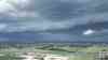 Gewitterfront fegt über Bayern hinweg: Drohnenaufnahmen zeigen imposante Shelf cloud am Dienstagabend : Stilvolle Aufnahmen anstatt heftige Unwetterschäden – Böenfront aus der Luft und als Zeitraffer