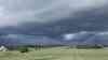 Gewitterfront fegt über Bayern hinweg: Drohnenaufnahmen zeigen imposante Shelf cloud am Dienstagabend : Stilvolle Aufnahmen anstatt heftige Unwetterschäden – Böenfront aus der Luft und als Zeitraffer