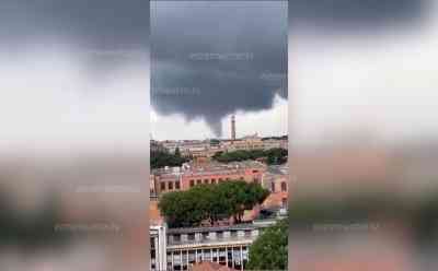 Tornadoalarm in Rom! Tornado wütet mitten in der italienischen Hauptstadt, Aufnahmen zeigen Tornado und heftige Schäden: Baum kracht auf Tankstelle und begräbt Fahrzeuge unter sich, Gegenstände werden aufgewirbelt