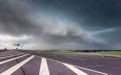 Unwetterwarnung – heftige Gewitter mit schwerem Sturm und Tornados drohen: Superzelle über Sachsen-Anhalt mit tiefhängender, rotierender Wolkenbasis: Heftiger Starkregen und Sturm – Verkehr auf A 9 stockte durch das heftige Gewitter