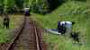 Schwerer Bahnunfall im Erzgebirge: PKW kollidiert mit Erzgebirgsbahn, Fahrer im Fahrzeug eingeklemmt, 31 Fahrgäste mussten evakuiert werden: Triebwagen kam erst mehrere Meter nach dem Zusammenstoß zum Stehen, Vollsperrung S 272