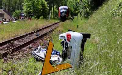 Schwerer Bahnunfall im Erzgebirge: PKW kollidiert mit Erzgebirgsbahn, Fahrer im Fahrzeug eingeklemmt, 31 Fahrgäste mussten evakuiert werden: Triebwagen kam erst mehrere Meter nach dem Zusammenstoß zum Stehen, Vollsperrung S 272
