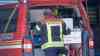 Gefahrguteinsatz löst NINA-Warnung aus: Nitrosegase treten in Industriegebiet aus, Feuerwehr unter Chemikalienschutzanzüge im Einsatz, Mitarbeiter retten sich ins Freie: 80 Kameraden im Einsatz, Lüfter werden in Stellung gebracht