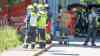 Gefahrguteinsatz löst NINA-Warnung aus: Nitrosegase treten in Industriegebiet aus, Feuerwehr unter Chemikalienschutzanzüge im Einsatz, Mitarbeiter retten sich ins Freie: 80 Kameraden im Einsatz, Lüfter werden in Stellung gebracht