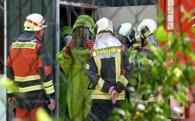 Gefahrguteinsatz löst NINA-Warnung aus: Nitrosegase treten in Industriegebiet aus, Feuerwehr unter Chemikalienschutzanzüge im Einsatz, Mitarbeiter retten sich ins Freie: 80 Kameraden im Einsatz, Lüfter werden in Stellung gebracht