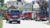Gefahrguteinsatz löst NINA-Warnung aus: Nitrosegase treten in Industriegebiet aus, Feuerwehr unter Chemikalienschutzanzüge im Einsatz, Mitarbeiter retten sich ins Freie: 80 Kameraden im Einsatz, Lüfter werden in Stellung gebracht