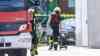 Gefahrguteinsatz löst NINA-Warnung aus: Nitrosegase treten in Industriegebiet aus, Feuerwehr unter Chemikalienschutzanzüge im Einsatz, Mitarbeiter retten sich ins Freie: 80 Kameraden im Einsatz, Lüfter werden in Stellung gebracht