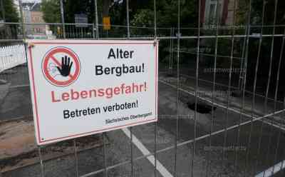 Nach Straßeneinbruch – riesiger Altbergbau in Annaberg-Buchholz entdeckt: 12 Meter tiefes Loch auf mehrere hundert Meter Länge, monatelange Bergsicherung und Vollsperrung: Innenstadtring aktuell blockiert, wichtige Umleitungsstrecke nicht befahrbar, erst nächste Woche mögliche Umleitung für den Innenstadtring möglich