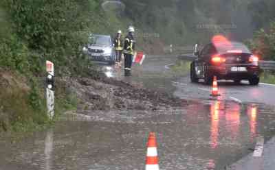 Unwetter wüten in Westdeutschland – Murenabgänge, massive Überflutungen: Wasser flutet Wohnhäuser, Hagelmassen, Murenabgänge durch Starkregen – Straßen gesperrt: Feuerwehren im Dauereinsatz, Muren blockieren Straßen, Anwohnerin: „Extrem, so etwas habe ich noch nicht erlebt.“