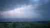 Blitzshow – nächtliche Gewitter erhellen die Nacht zum Tag: Kräftige Erdblitze und Wolkenblitze, Blitzentladungen im Zeitraffer: Gewitterfront erreicht am Morgen Mitteldeutschland