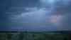Blitzshow – nächtliche Gewitter erhellen die Nacht zum Tag: Kräftige Erdblitze und Wolkenblitze, Blitzentladungen im Zeitraffer: Gewitterfront erreicht am Morgen Mitteldeutschland