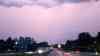 Blitzshow – nächtliche Gewitter erhellen die Nacht zum Tag: Kräftige Erdblitze und Wolkenblitze, Blitzentladungen im Zeitraffer: Gewitterfront erreicht am Morgen Mitteldeutschland