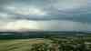 Unwetter erreichen Ostdeutschland: schwerer Sturm, Starkregen und Hagel, Drohnenaufnahmen zeigen Fallwinde, Blitzeinschlag löst Feuerwehreinsatz aus: Starkregen und Hagel behindern Verkehr auf A 15, Unwetteraufzug im Zeitraffer