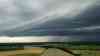 Unwetterfront über Brandenburg: gewaltige Shelfcloud am Nachmittag über Teupitz, Zeitraffer Unwetteraufzug aus der Luft: Gleich zwei Gewitterfronten zogen über Berlin und südlich davon hinweg