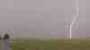 Schwere Unwetter wüten in Ostsachsen: schwerer Sturm, heftiger Starkregen und Überflutungen, Menschen flüchten vor Unwetter, extrem heftige Blitzeinschläge: Unwetterfront formierte sich am Nachmittag und zog über Ostsachsen