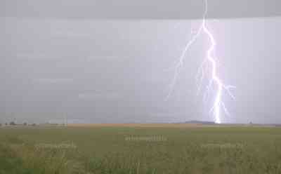 Schwere Unwetter wüten in Ostsachsen: schwerer Sturm, heftiger Starkregen und Überflutungen, Menschen flüchten vor Unwetter, extrem heftige Blitzeinschläge: Unwetterfront formierte sich am Nachmittag und zog über Ostsachsen