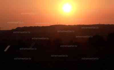 Intensiver Sonnenuntergang beendet ersten Tag der extremen Hitzewelle: Sonnenuntergang zum Genießen, Zeitraffer Sonnenuntergang: Nächsten Tage werden brühend heiß und unangenehm