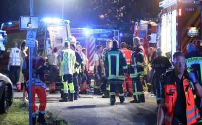 Sommertragödie – Baum stürzt in Biergarten und begräbt 12 Personen: Großalarm für Feuerwehr und Rettungsdienst, MANV ausgerufen, 12 Personen z.T. schwer verletzt, tonnenschwerer Baum kracht in Biergarten: Menschen genießen Sommerabend, als die Tragödie passiert, Baum anscheinend morsch gewesen