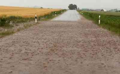 Unwetter – Hagelschlag, Überflutungen und schwerer Sturm im Sauerland: DWD warnt vor extremen Unwettern, Unwetter beenden extreme Hitze im Sauerland, Temperatursturz auf unter 20 °C: Erste schwere Gewitter zogen auf, Hagelschlag on tape, Straßen überflutet
