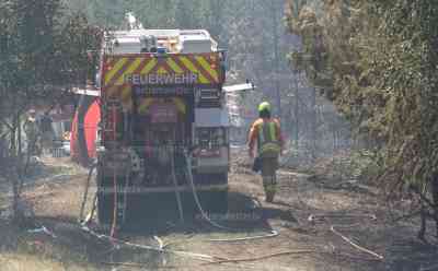 Waldbrand Harz – Extremeinsatz für Feuerwehr: Löscheinsatz im steilen Gebiet bei 40 °C! Ausnahmeeinsatz für Feuerwehr, Feuerwehrkameraden liegen erschöpft am Waldrand, schwere Technik im Wald, Kameraden am Limit: Brand breitet sich wieder aus, Wetter bereitet Sorgen, Einsatzleiter. „Sonne macht uns Sorgen. Die letzte Lage: Feuer breitet sich wieder aus. Es ist nicht alltäglich“