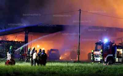 Flammeninferno nach Unwetterschäden: Feuerwehr am Limit, Unwetterschäden werden bis in die Nacht beseitigt, gleichzeitig entsteht Großbrand auf Bauernhof: Hunderte Einsatzkräfte im Einsatz, Tiere können gerettet werden