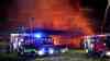 Flammeninferno nach Unwetterschäden: Feuerwehr am Limit, Unwetterschäden werden bis in die Nacht beseitigt, gleichzeitig entsteht Großbrand auf Bauernhof: Hunderte Einsatzkräfte im Einsatz, Tiere können gerettet werden
