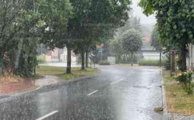 Gewitter und Starkregen vertreiben Hitze aus Ostdeutschland: Kräftiger Starkregen vertreibt letzte Hitzereste aus dem Osten, deutlich angenehmere Temperaturen: Vegetation und Dürreregion begrüßen den Starkregen