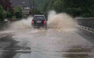 Unwetter in Sachsen: Hochwasser und Überschwemmungen durch Starkregen, Flüsse drohen über Ufer zu treten, Feuerwehren im Einsatz, überschwemmte Straßen: 50 Liter auf dem Quadratmeter in kurzer Zeit, Unwetter beenden auch hier Hitzewelle