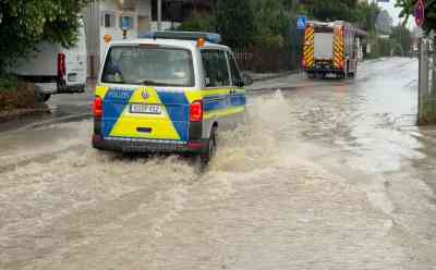 Unwetter - Überschwemmungen in Bayern: Holzkirchen von Starkregen und Überflutungen betroffen, Straße unter Wasser, Firmengelände überflutet, Feuerwehr im Einsatz: 50 Liter auf dem Quadratmeter in kurzer Zeit, DWD warnt vor Unwetter