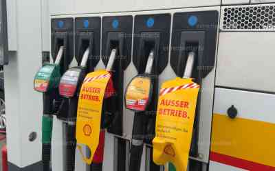 Tankstellenabzocke – Spritpreisbremse ausgelaufen: Autofahrer werden auf nur wenigen Metern abgezockt, Shell-Tankstelle ohne Sprit – Esso-Tankstelle dahinter mit vollem Preisaufschlag: Tankstellenbetreiber treiben Benzinpreisschraube sofort nach oben, Autofahrer werden eiskalt erwischt